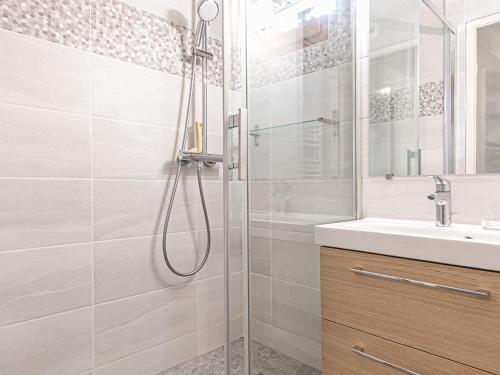 une salle de bain avec douche et lavabo dans l'établissement Magnifique T3 rénové 4-6 pers avec terrasse, pied des pistes, wifi gratuit, équipements complets - FR-1-265-165, à Valfréjus