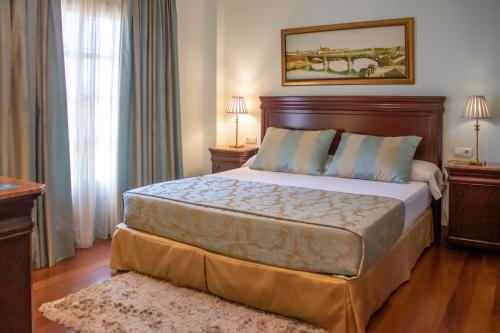 a bedroom with a large bed in a room at YIT Vereda Real in Valencina de la Concepción