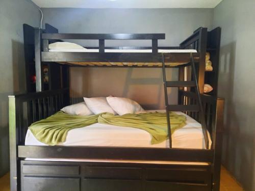 - deux lits superposés dans une chambre dans l'établissement Open House Timboré, à São Paulo