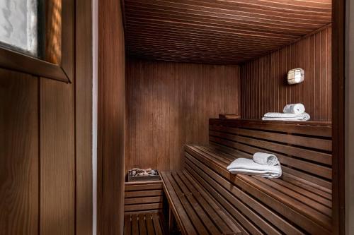 una sauna con paredes de madera y toallas blancas. en Broadway Hotel & Suites, en Buenos Aires