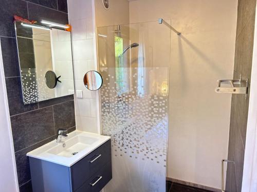 une salle de bain avec un lavabo et une douche dans l'établissement Les Gets - Appartement rénové 3 étoiles, face aux pistes, balcon et parking - FR-1-623-294, aux Gets