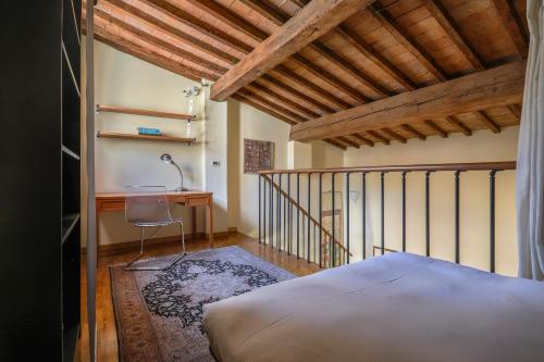 una camera con letto e scrivania di Charming Apartment in Oltrarno a Firenze