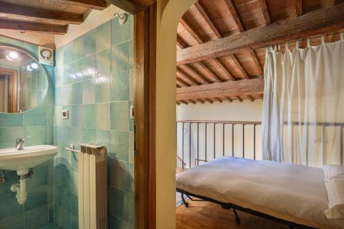 bagno con letto e lavandino in camera di Charming Apartment in Oltrarno a Firenze