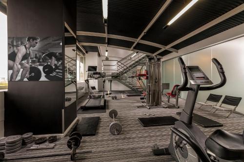 una habitación con gimnasio con cinta de correr y pesas en Broadway Hotel & Suites en Buenos Aires