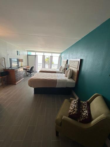 Una cama o camas en una habitación de Summer Wind Ocean Front Hotel