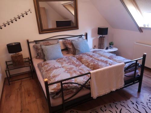 um quarto com uma cama com um espelho na parede em Ferienwohnung Katinka Wiese em Burg