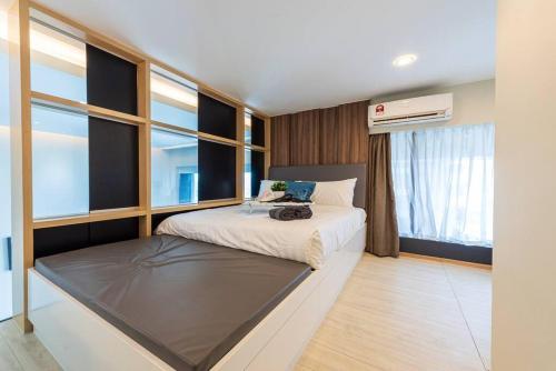 1 dormitorio con 1 cama y ventana grande en 1-6pax Empire City Near Ikea, PJ en Petaling Jaya
