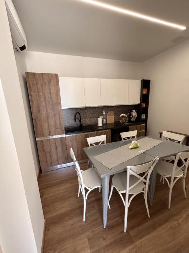 a kitchen and dining room with a table and chairs at La Casa di Matilde in Barcellona-Pozzo di Gotto