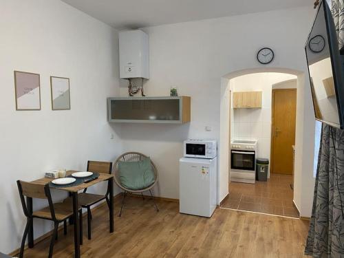 uma cozinha e sala de jantar com uma mesa e um frigorífico em Cozy 1 BR studio in the center of Pilsen em Plzeň