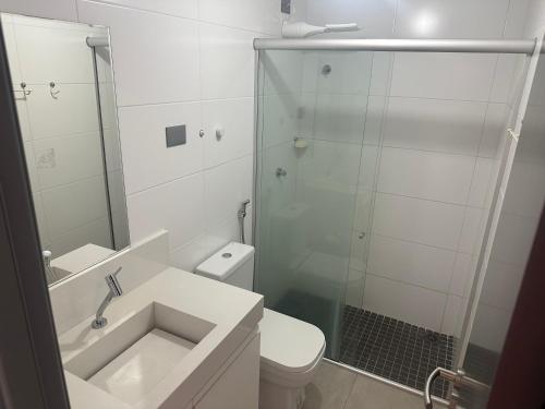 uma casa de banho com um chuveiro, um WC e um lavatório. em Apartamento à 100 metros da praia. em João Pessoa