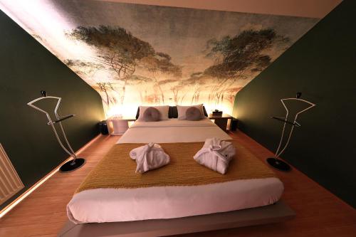 - une chambre avec un lit et 2 serviettes dans l'établissement ONSEN PLACE by Ardenne Places, à Spa