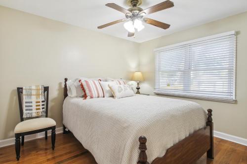 1 dormitorio con 1 cama con ventilador de techo y silla en Savannah Home with Patio and Grill about 2 Mi to Downtown, en Savannah