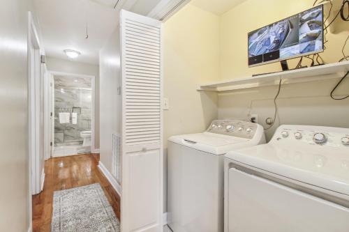 lavadero con lavadora y secadora y TV en Savannah Home with Patio and Grill about 2 Mi to Downtown, en Savannah