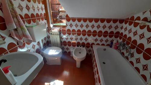 La salle de bains est pourvue d'une baignoire, de toilettes et d'un lavabo. dans l'établissement La Tana di Tina, à Pescocostanzo