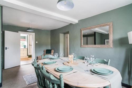 Gambar di galeri bagi Moreton High Street - Sleeps 10, with private garden di Moreton in Marsh