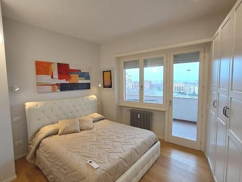 een slaapkamer met een bed en een groot raam bij Appartamento di design con terrazza privata in Rome