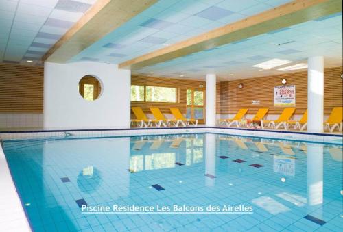 萊索爾的住宿－VUE PANORAMIQUE & RÉNOVÉ CENTRE STATION 1800 - 2 Chambres - 6 PERS，一座大型游泳池,里面设有黄色椅子