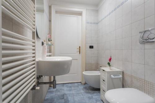 uma casa de banho branca com um lavatório e um WC em Carlo Alberto House by Wonderful Italy em Turim