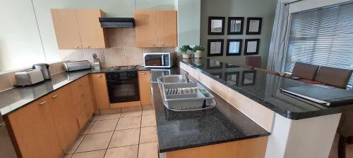 Kuchyňa alebo kuchynka v ubytovaní Westpoint Sandton Emabheleni Executive Suites