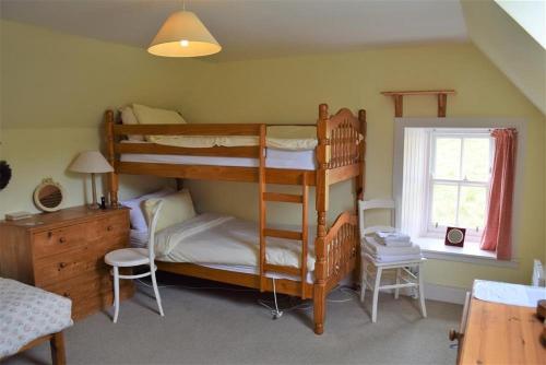 Giường tầng trong phòng chung tại Rowantree Cottage