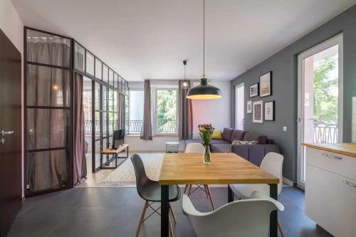 Industrial Look Apartment Top Centre + Free Parking