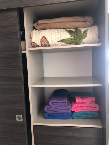 a closet with towels and folded towels at Departamento En Flores Av Avellaneda, Nazca Excelente Ubicación En Centro Comercial in Buenos Aires