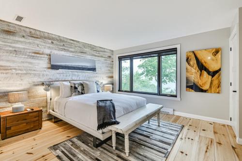 1 dormitorio con 1 cama y pared de madera en 454 Hotel du Lac - Cozy 2BR Condo w Stunning Mountain & Lake Views, en Mont-Tremblant