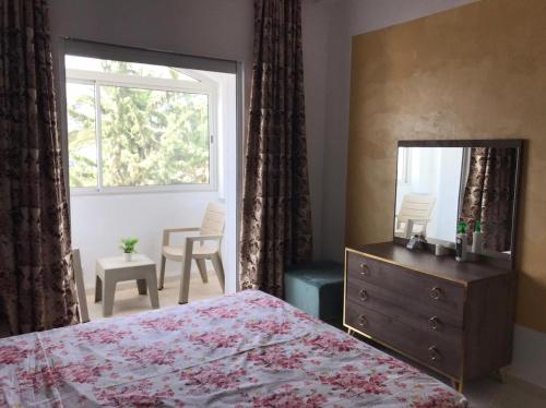 sypialnia z łóżkiem, komodą i oknem w obiekcie Dream House w mieście Houmt Souk
