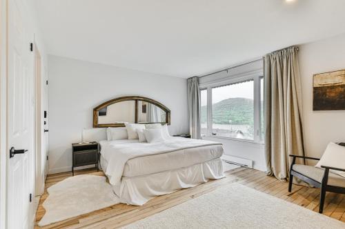 Katil atau katil-katil dalam bilik di 414 Hotel du Lac - Spacious 2 BDR with Lake & Mountain Views