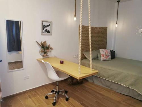 a swing in a room with a bed and a desk at MaaR Estudio 7, a 2 cuadras del Malecón de La Paz in La Paz