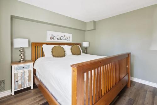 藍山的住宿－3BR Bright Mountain View Condo at Blue on Monterra，一间卧室配有一张带两个枕头的木床