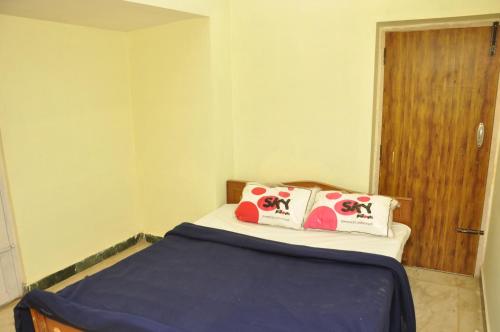 1 dormitorio con 1 cama con 2 almohadas en Sagar homestay en Thanjāvūr