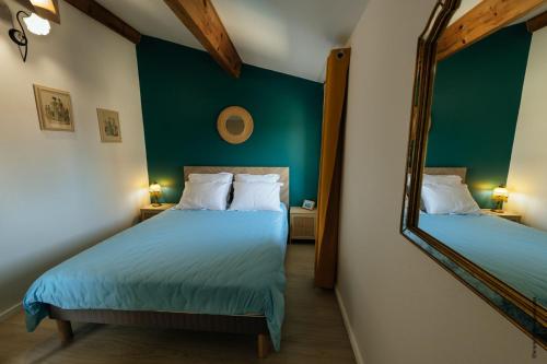 sypialnia z 2 łóżkami i lustrem w obiekcie Chez Janick & Hervé w mieście Lemps