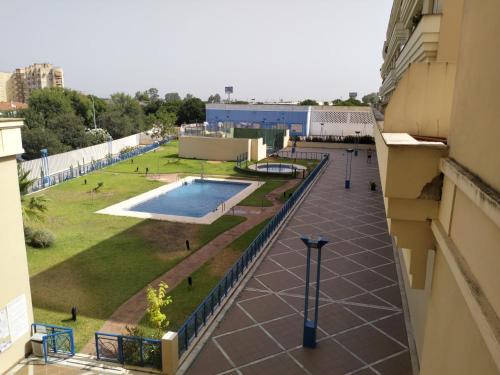 einen Blick vom Balkon eines Gebäudes mit Pool in der Unterkunft Estudio Fibes-Lux Sevilla in Sevilla