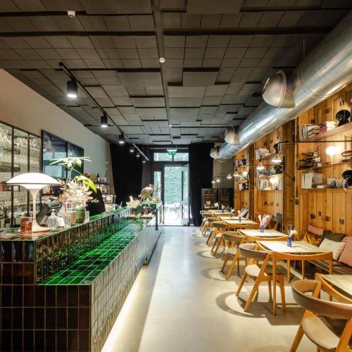 un ristorante con tavoli e sedie e un bar di Hotel Tipografia do Conto by Casa do Conto a Porto