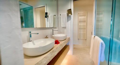 uma casa de banho com 2 lavatórios e um espelho em Villa Smeralda Punta Lada Porto Rotondo em Porto Rotondo