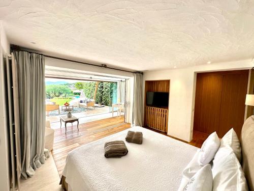 um quarto com uma cama grande e uma janela grande em Villa Smeralda Punta Lada Porto Rotondo em Porto Rotondo