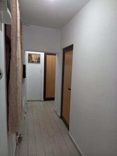 阿爾杰什的住宿－CAZARE Centrum，走廊设有两扇门,铺有瓷砖地板