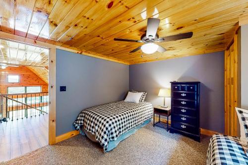 Posteľ alebo postele v izbe v ubytovaní Bald Mountain View Cabin