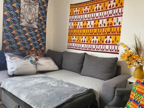 - un salon avec un canapé gris et une fenêtre dans l'établissement SUPER APPARTEMENT AU COEUR DE MONTMARTRE, à Paris