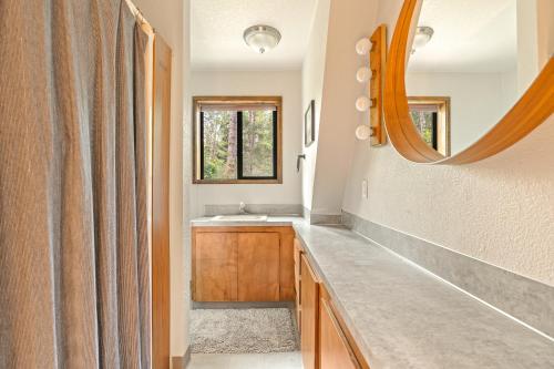 un baño con lavabo y espejo en The Wildhood Cabin at Mt Hood, en Rhododendron