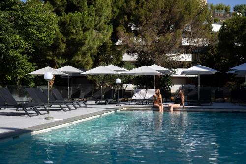 La alberca dentro o cerca de Novotel Montpellier