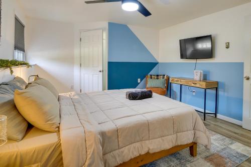 een slaapkamer met een bed en een tv aan de muur bij Marlboro Vacation Rental with Fire Pit and Yard! in Marlboro
