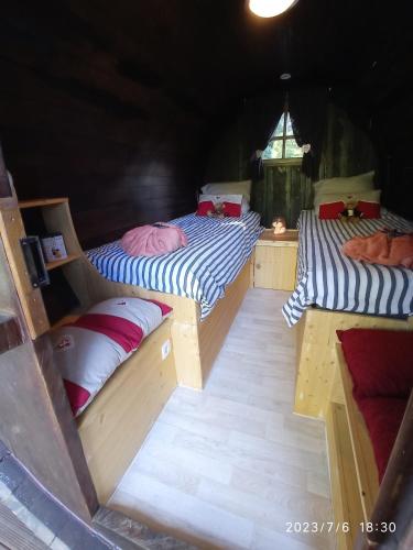 Cette chambre comprend 2 lits jumeaux. dans l'établissement les tonneaux de Lisores, à Lisores