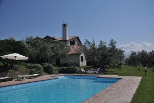 una piscina frente a una casa en VILLA PRATO AMATO, en Monte Maggiore