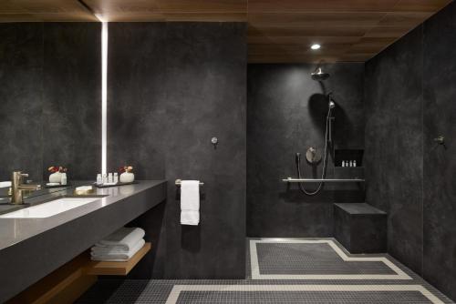 uma casa de banho com um lavatório e um chuveiro em Hôtel de l'ITHQ em Montréal
