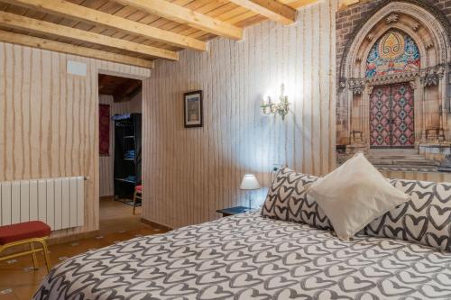 Ένα ή περισσότερα κρεβάτια σε δωμάτιο στο Chalet lujo en finca Zafiro lagunazo Riopar 5 o 3 dormitorios y 3 Baños Parque Natural del Rio Mundo