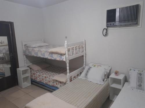 Habitación con 2 literas y 1 cama en Hostel Feel Home, en Blumenau