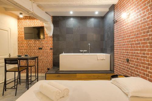 Industrial-style studio with bathtub, Vieux-Lyon