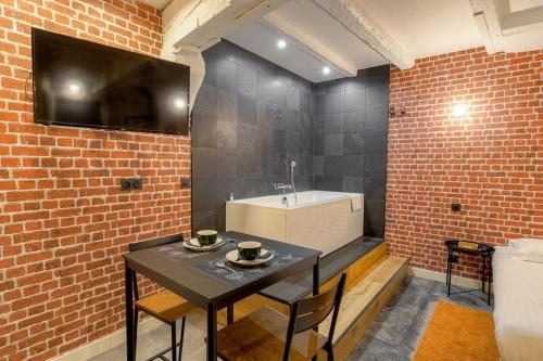 Industrial-style studio with bathtub, Vieux-Lyon